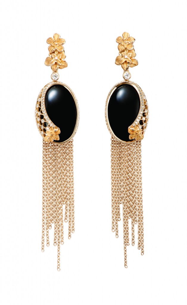 Kate_Beckinsale_02_-_DA13603_010708_Sierpes_maxi_earrings_in_yellow_gold,_onyx_and_diamonds.jpg_cmyk